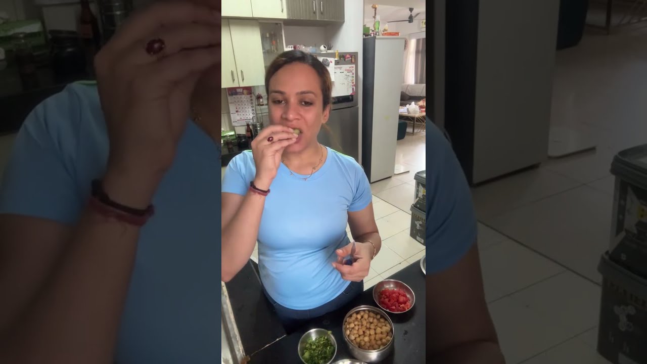 Shivani ki vani🤗 is live eating qeevi￼