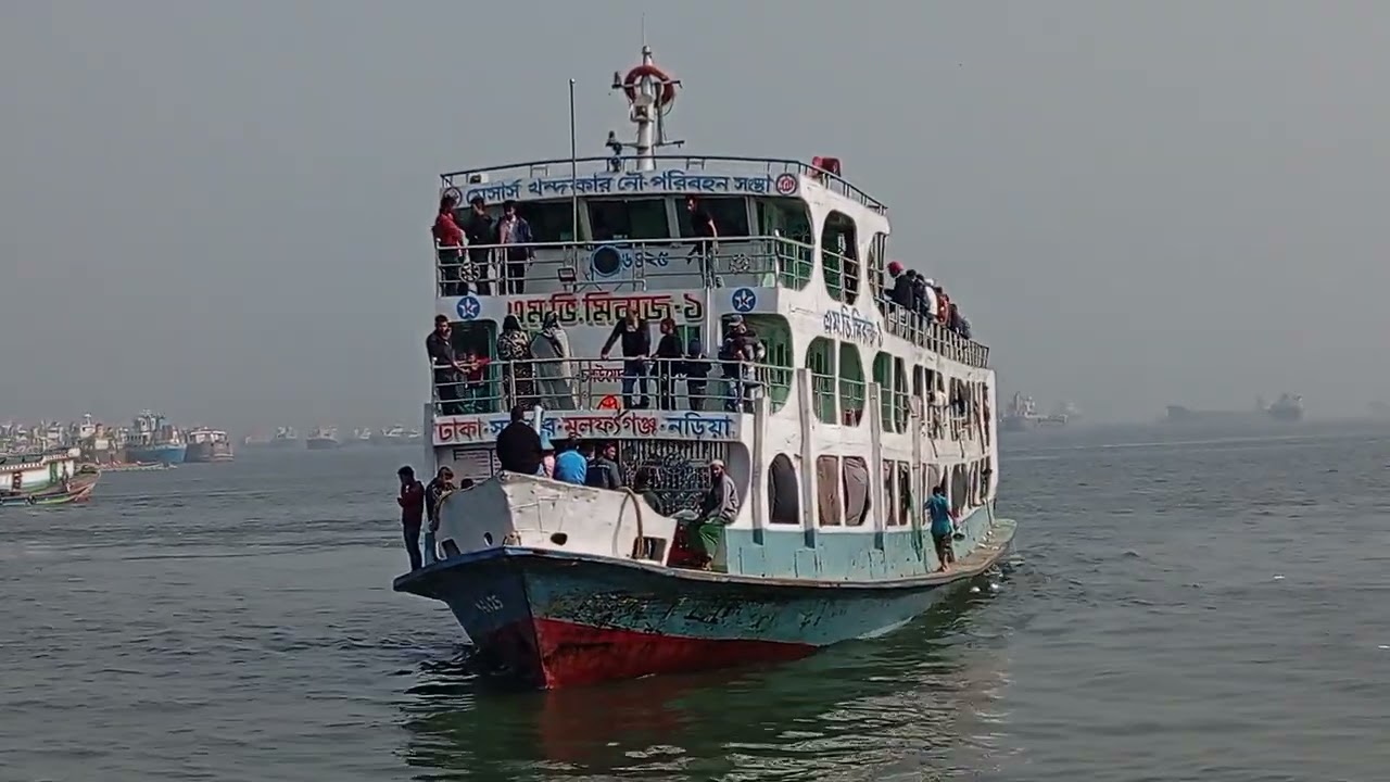 মুন্সিগঞ্জ থেকে যাত্রী নিয়ে ঢাকা যাচ্ছে এম ভি মিরাজ-১ লঞ্চ 