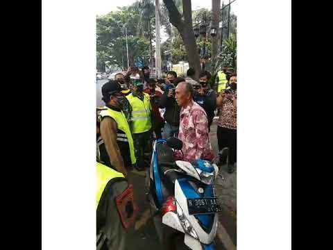 APEL KAMPANYE PENGGUNAAN MASKER DAN PEMBAGIAN MASKER OLEH WALIKOTA MALANG.