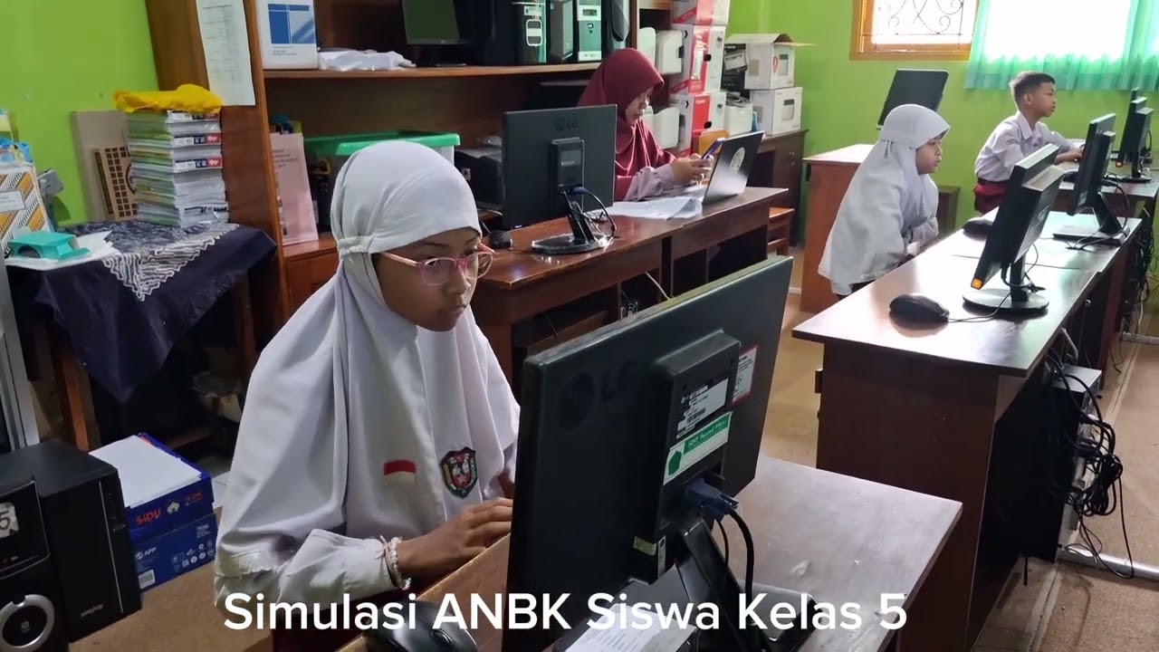Simulasi ANBK Siswa Kelas 5 - Pelaksanaan Simulasi di Lab Komputer - Guru Pendamping Proses Simulasi