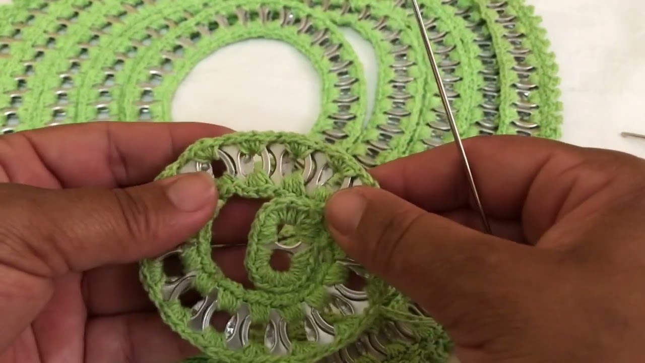 Sousplat com lacre de latinhas (finalização) passo a passo #jogoamericanodecroche #jogoamericano