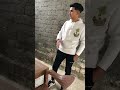 شاب قاعد على الكافيه يهين الجرسون 