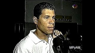 Clausura 1998. Boca Juniors 2 - Vélez Sarsfield 3. RESUMEN
El Torneo Clausura 1998 fue el segundo torneo y el que finalizó la temporada 1997-98 de la Primera División argentina de fútbol. Comenzó el 16 de febrero y culminó el 8 de junio. Debió haber terminado el 25 de mayo, pero en medio de la fecha 17, el miércoles 13 de mayo, el juez Víctor Perrota suspendió los torneos de fútbol profesional, al determinar que los clubes no podían garantizar la seguridad ya que no tenían la capacidad de ejercer el derecho de admisión, determinando también que la policía no contaba con personal suficiente. El juez había actuado sobre la base de un recurso de amparo presentado por la Fundación Fair Play que denunciaba la falta de seguridad en los estadios, por lo que solicitó a los dirigentes de los clubes que le suministraran información sobre los barras bravas, pero al no obtener una respuesta favorable decidió la suspensión del campeonato.
El Club Atlético Vélez Sarsfield se coronó campeón, consiguiendo su quinto título a nivel local, esta vez bajo la conducción técnica de Marcelo Bielsa. Obtuvo, de esa forma, el derecho a participar en la Copa Libertadores 1999. (Wikipedia)
....................................................................................................................................
Necesito de tu ayuda para hacer crecer el canal y poder publicar muchas más cosas.
Mercado Pago
Alias
mario.993.aunar.mp
CVU
0000003100090314243499
Banco Galicia Transferencia
CBU
00701835 30004002522413
DNI
16050993
Alias de CBU
MARINO.ALMA.BANDA
Pay Pal
https://paypal.me/Rotondi1628?locale.x=es_XC Clausura 1998. Boca Juniors 2 - Vélez Sarsfield 3. RESUMEN