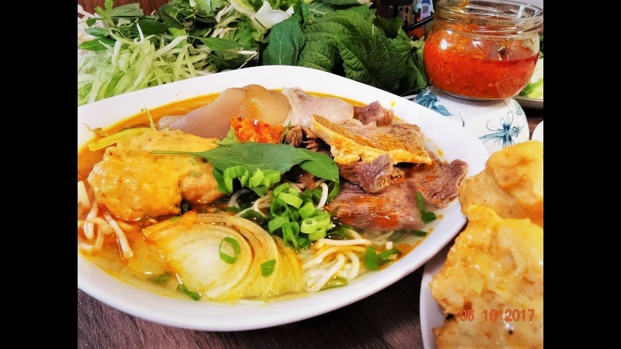 Hướng dẫn Cách nấu bún bò giò heo – BÚN BÒ HUẾ CHẢ CUA – Cách làm Chả Tôm dai giòn và cách nấu Bún Bò Huế đầy đủ by Vanh Khuyen