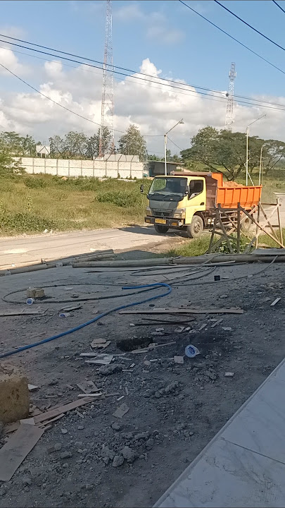 Truk Hino tiba di bukit Madura #automobile #tranding #trukoleng #storywa #trandingshorts #truck #fyp