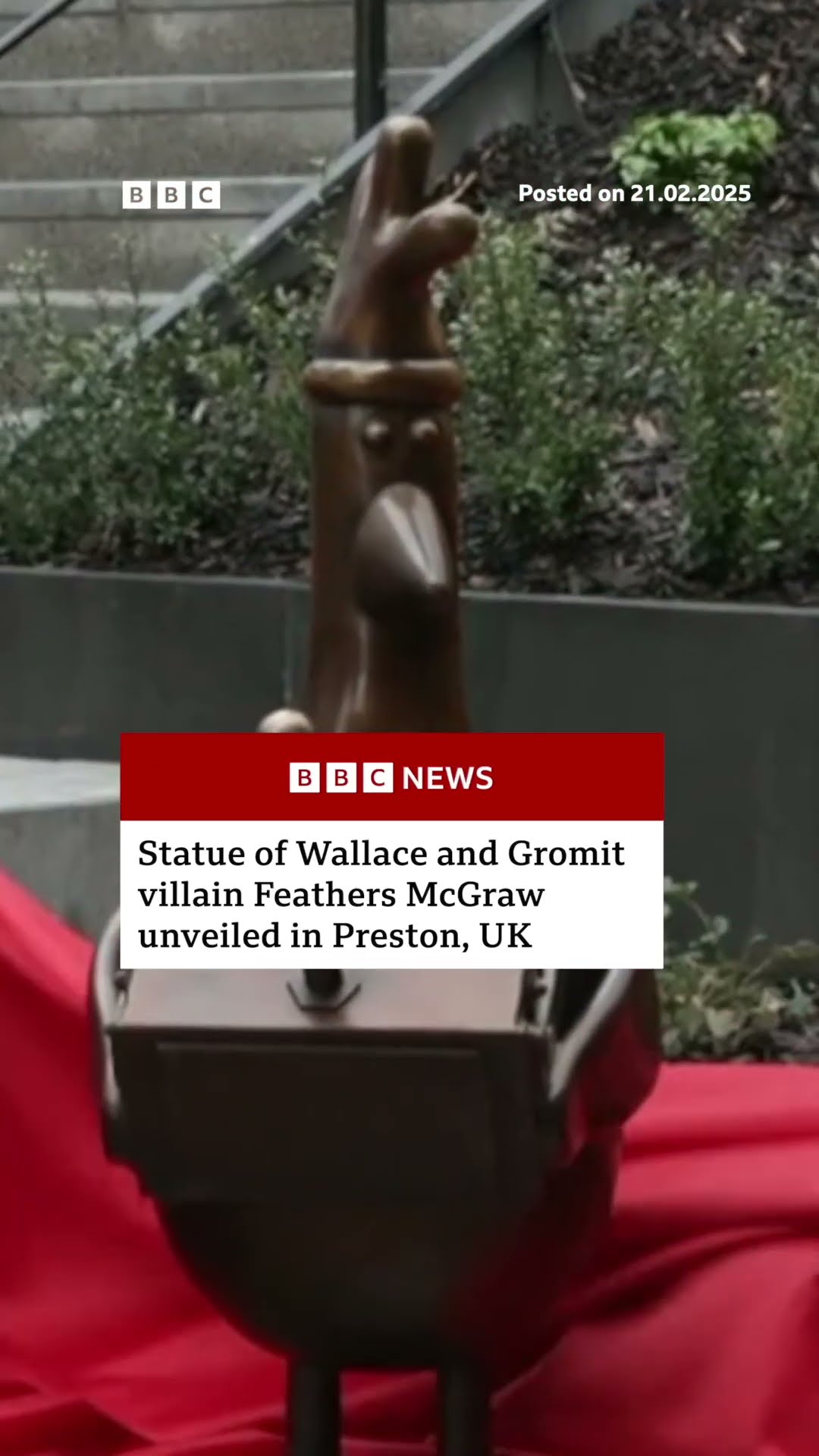 Statue of Wallace and Gromit villain Feathers McGraw unveiled in UK. #WallaceAndGromit #BBCNews
