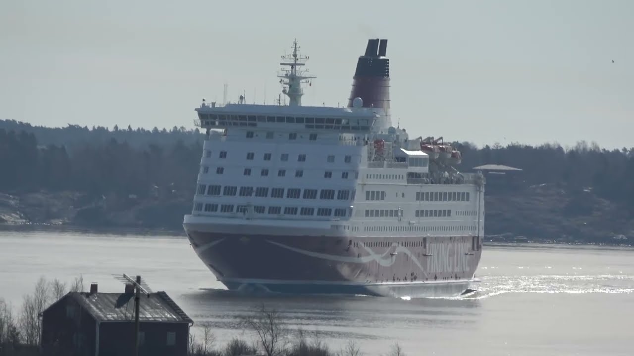 Port of Helsinki 17.04.2022 SILJA SYMPHONY, VIKING AMORELLA