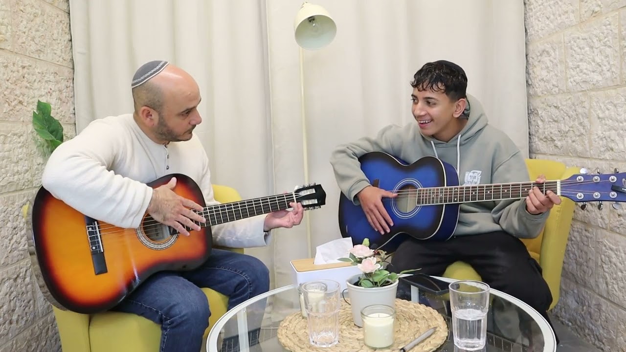 שיעור ראשון בגיטרה למתחילים 🎸 איפה שמים את האצבעות | מיתרים, סריגים ואצבעות