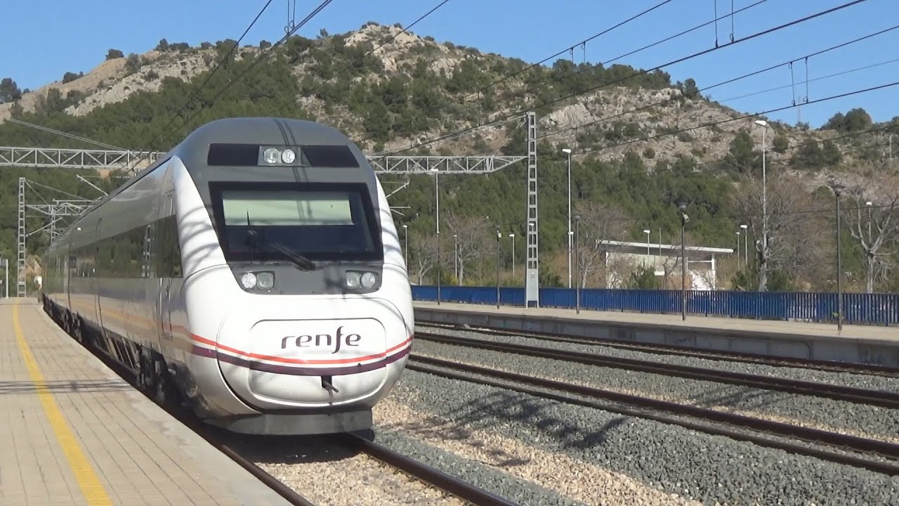 Intercity (05771) Vinaroz - Madrid recogiendo pasajeros en Benicàssim