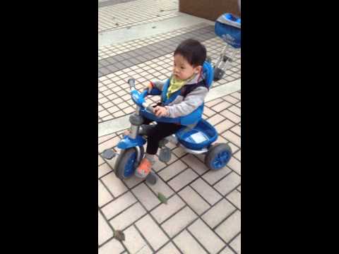 「PuKu 不哭王國–「Happy Ride 三輪車」影片 3 – 唉唷 ! 驚驚驚! 我家 Frank 寶寶竟在車子行進中，突然上演起〝想脫逃跳車秀〞啦 ! ……