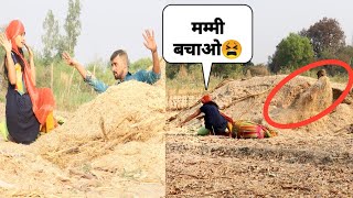 भूसा भरती लड़की के साथ Prank On Village Girl // @LuchchaVeer