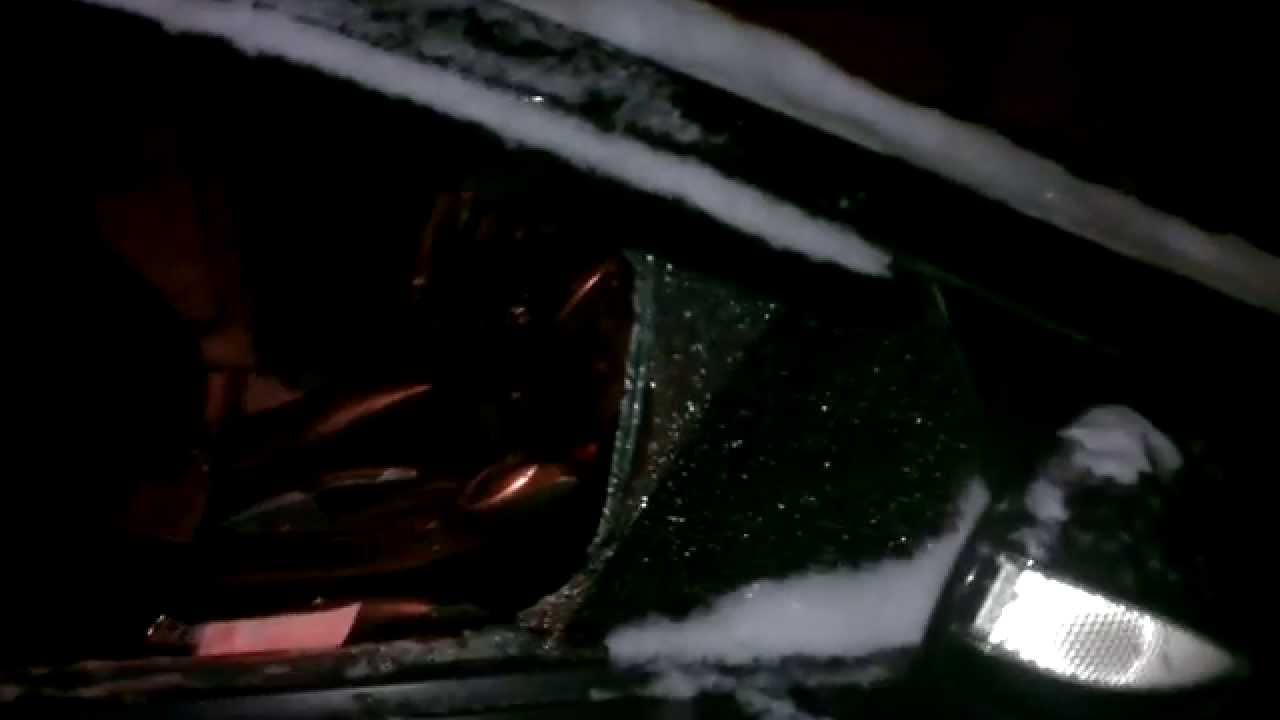Разбили машину во дворе