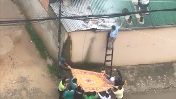 Dùng sào thông ống khói, người đàn ông bị điện giật cháy xém trên nóc nhà - Tin Tức VTV24