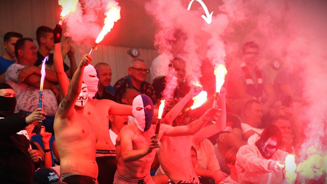 Pokaz pirotechniki kibiców Sokoła Ostróda i Stomilu Olsztyn podczas meczu z Drwęcą Nowe Miasto