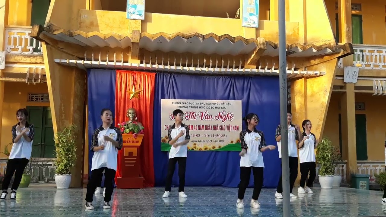 Em yêu thầy cô trường lớp bạn bè