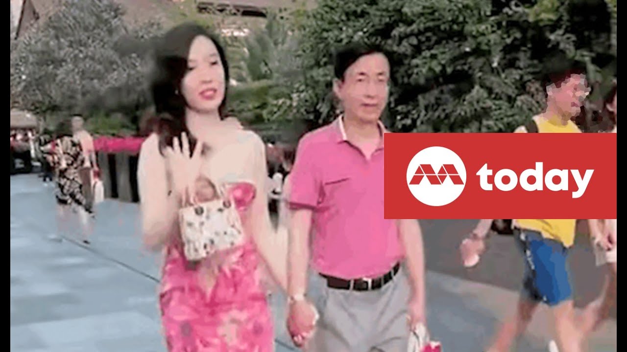 Street photographer captures illicit affair between Chinese official and secret girlfriend image image
