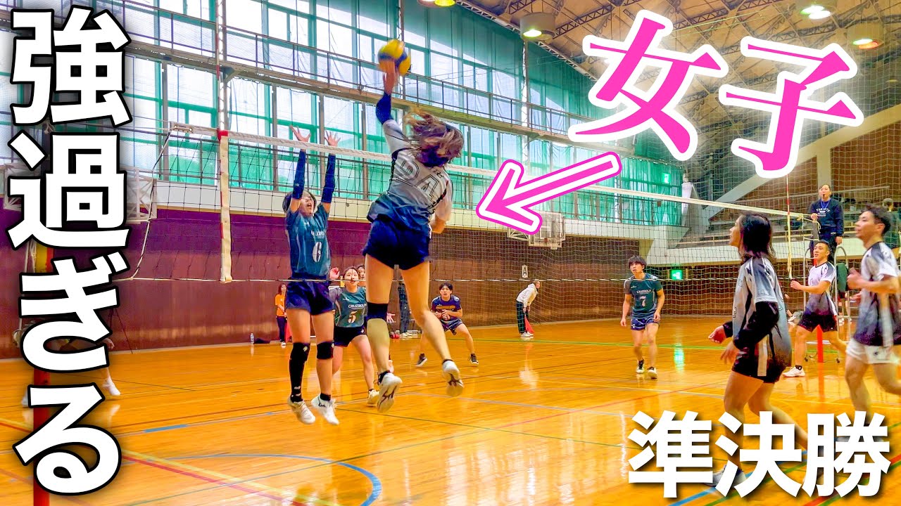 (Волейбольный матч) Мужчина отброшен в сторону в результате нападения женщины.