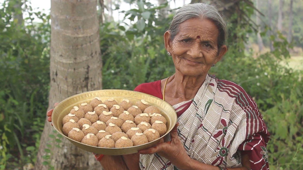 How To Cook Traditional Urad Dal Laddu Recipe (Sunnundalu) My Grandma || Myna Street Food