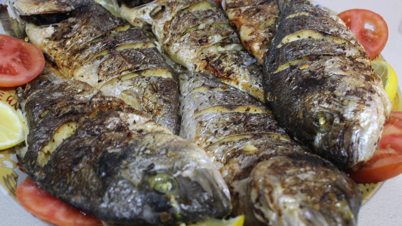 سمك مشوي في الفرن منسم بالاعشاب صحي وسريع وروعة فى المداق