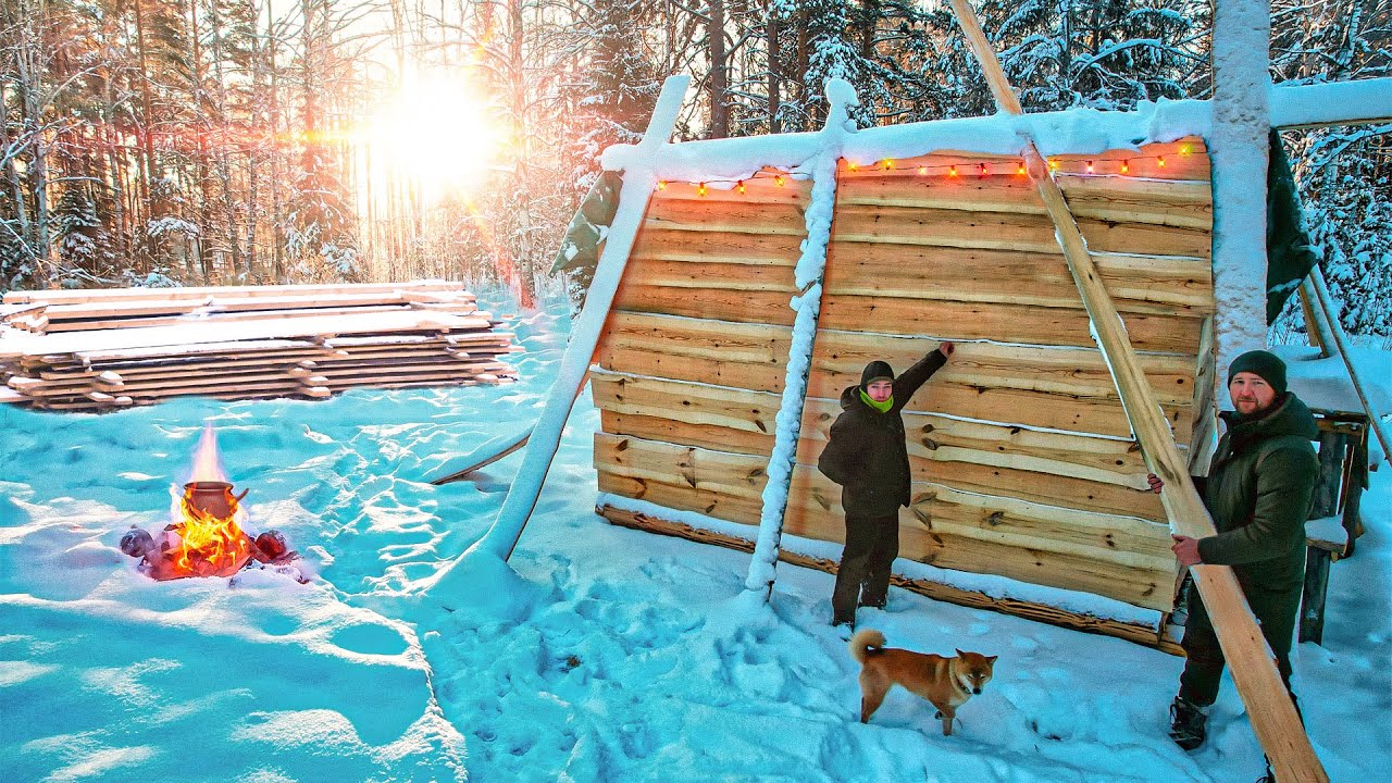 Строим новый дом в лесу на своем участке. Поднимаем фундамент, сделали стены и крышу