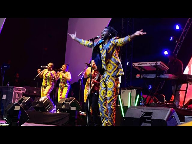 BUJU BANTON INVITES BOBI WINE ON STAGE