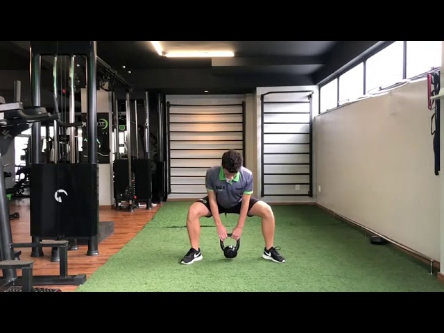 Levantamento terra sumô com kettlebell 