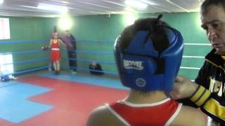 Боксирует Никита Бабкин (13 лет), синий шлем.