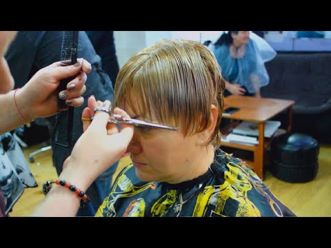 anti-age-haircut---70s-vibe-pixie-short-blonde-messy-cut