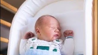 اطفال نوزاد ما چند ساعت میخوابند؟ ‌چگونه بستر یا جای خواب طفل نوزاد خود را آماده کنیم؟ ‌