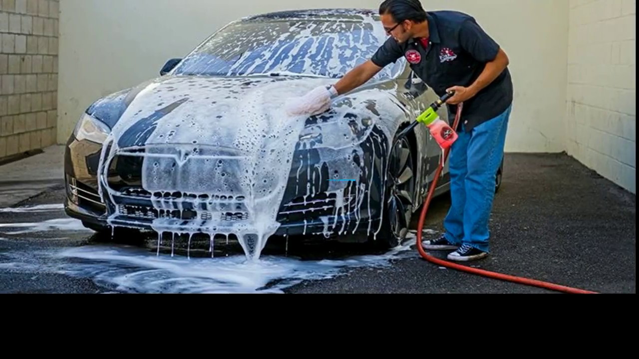 Можно ли мыть машину на даче. Мойка автомобиля. Машина на автомойке. Мытье машины. Ручная автомойка.