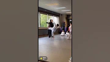 الدب لا بدا يلعب كاراتيه Shorts ضحك Funny 