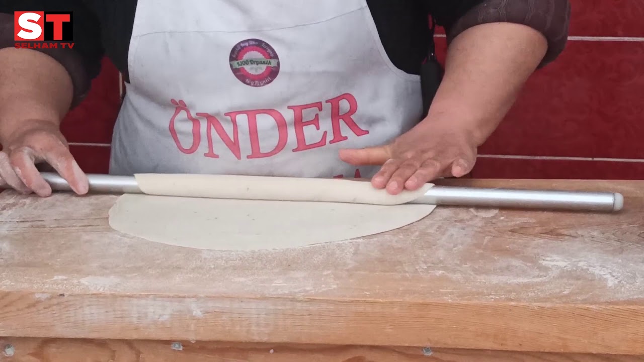 YUFKA AÇARAK GÖZLEME YAPARAK AİLESİNİ GEÇİNDİRİYOR.