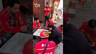 KENAPA KURIR SERING MENGGOSOK HP MEREKA?