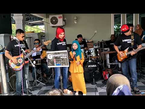 Putus terpaksa cover by romantika busker ft adik damia