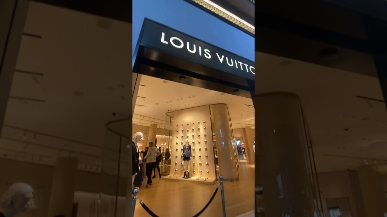 Louis Vuitton in Istanbul Airport - YouTube