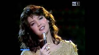 Paradise - live performance by Phoebe Cates in Italy