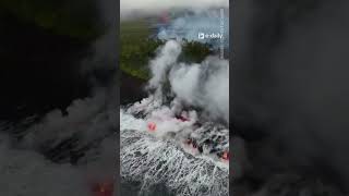 Όταν η γη συναντά το νερό, το αποτέλεσμα είναι βιβλικό. 🌋🌊