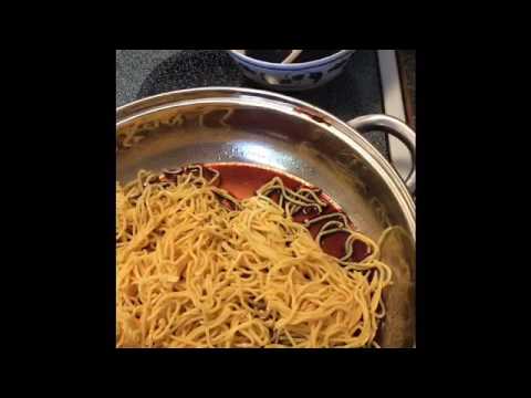 Vídeo: Espaguetis Amb Pollastre Picant En Salsa De Tomàquet