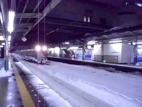 長岡駅2011/01/29　21:53　EF81が、雪を押しのけながら走る珍映像??