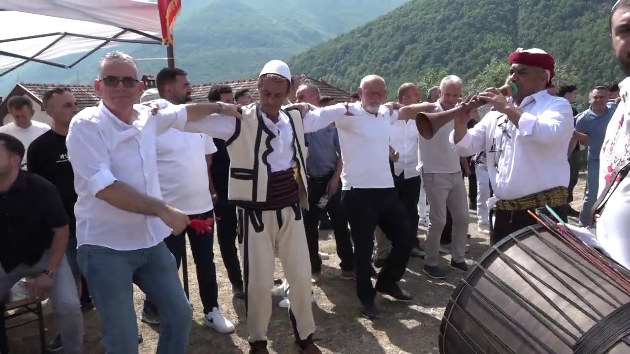 Drejtori udhëheq vallen në votrën e tij - Festa  