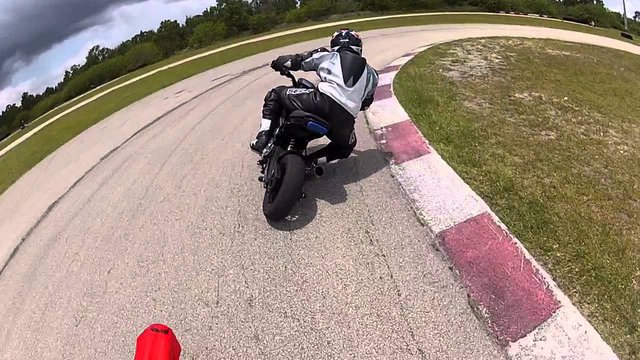 Honda XR100 race against groms - YouTube