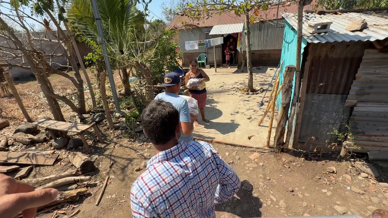 Mira que satisfacción se siente ayudar a la gente que lo necesita 