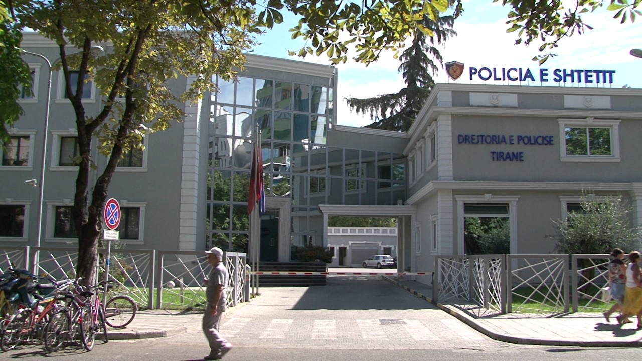 EKSKLUZIVE/ “Makthi” i karburanteve në kryeqytet, pamjet e dy grabitjeve me armë nga i njëjti person