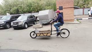 Городской двухколесный грузовой велосипед cargobike