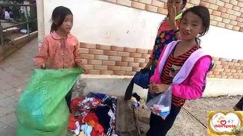 Niềm Vui Của Trẻ Em Và Người Dân Nơi Bản Nghèo Thật Đơn Giản Với Bánh Kẹo Và Những Bộ Quần Áo Cũ