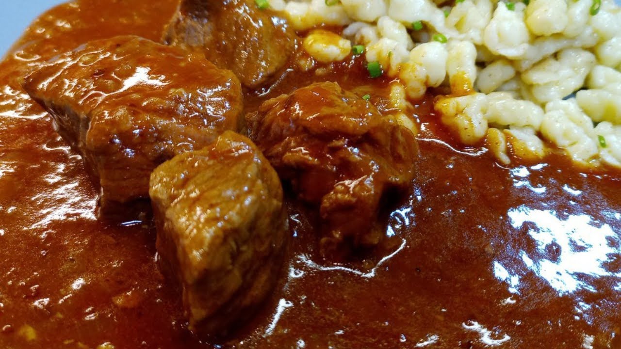 Authentisches Rindergulasch Rezept | Hausgemacht und köstlich!