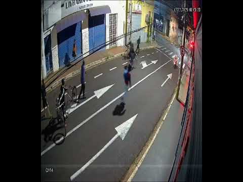 Após agressão bandidos levam moto e celular de mulher