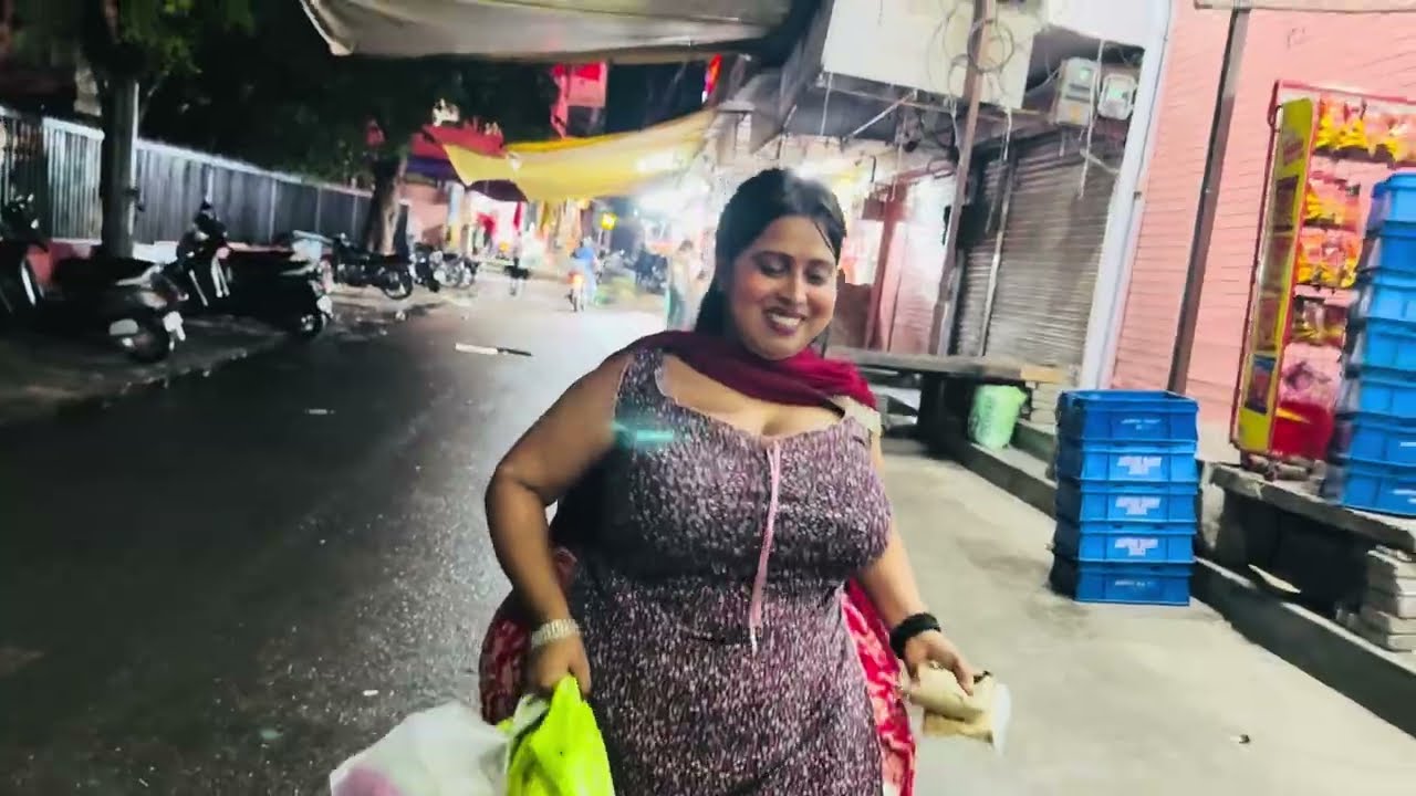 Hallo guys !!jhamri bimar ho gi h !!aadhi rat ko market ghumti hui nazar aai #funny #comedy #viral 