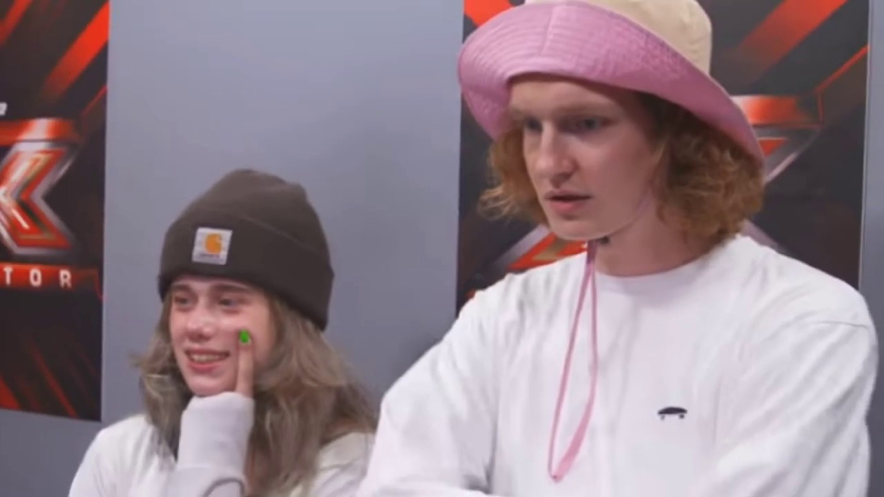 MARIA & BEA FÅR EN SVINER - YouTube