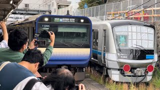 【5063F(5063×10)J-TREC横浜出場甲種輸送】小田急5000形5063編成と非常警笛鳴らすE235系1000番台が逗子駅で並ぶ!(9596レ・愛臨A3851・甲87)2024.10.24